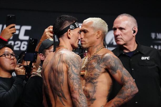 Aktéři hlavního zápasu na turnaji UFC 327 Max Holloway a&nbsp;Charles Oliveira během závěrečného staredownu