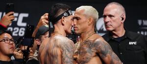 Aktéři hlavního zápasu na turnaji UFC 327 Max Holloway a Charles Oliveira během závěrečného staredownu