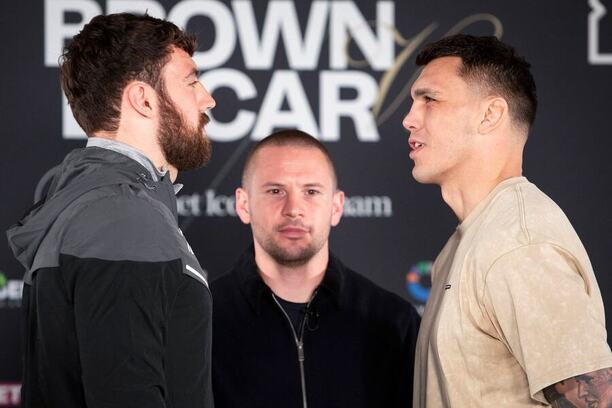 Pat Brown a&nbsp;Vasil Ducár během staredownu