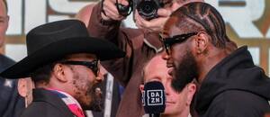 Derek Chisora a Deontay Wilder během staredownu na tiskové konferenci