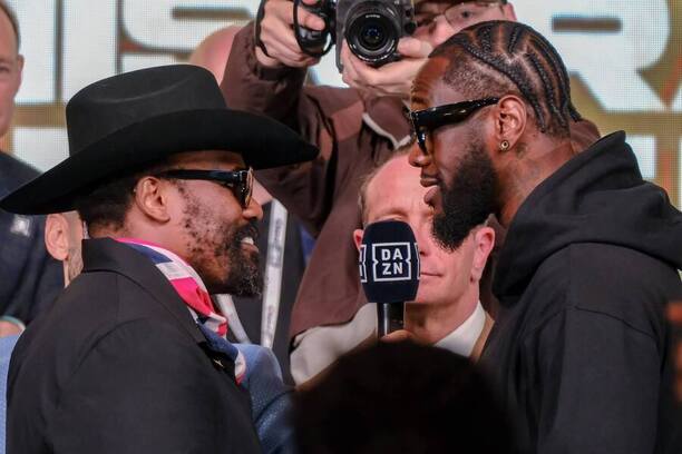 Derek Chisora a&nbsp;Deontay Wilder během staredownu na tiskové konferenci