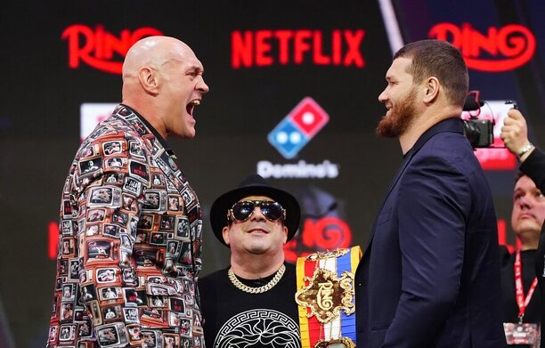 Tyson Fury a&nbsp;Arslanbek Makhmudov během staredownu