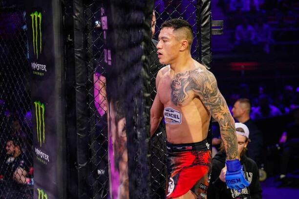 Tobiasz Le při nástupu do klece na turnaji KSW 111