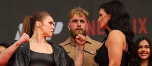 Ronda Rousey vs Gina Carano při staredownu