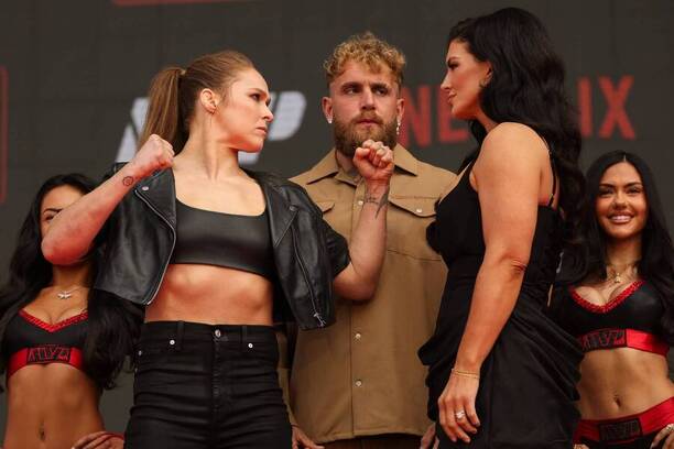 Ronda Rousey vs Gina Carano při staredownu