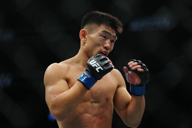 Song Yadong se na UFC v&nbsp;Číně utká s&nbsp;Deivesonem Figueiredoem.
