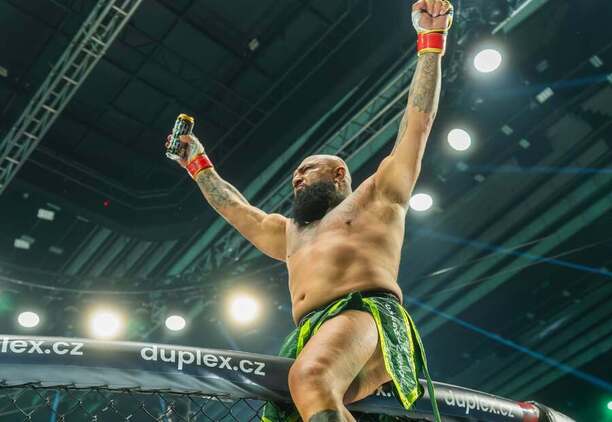 Alexander Cverna slaví vítězství na turnaji Clash 16