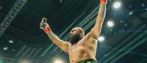 Alexander Cverna slaví vítězství na turnaji Clash 16