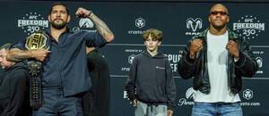 Alex Pereira a Ciryl Gane na tiskové konferenci ke galavečeru UFC Freedom 250