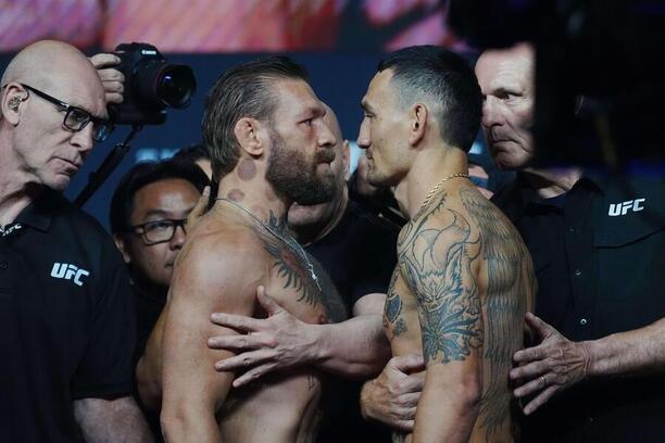 McGregor vs. Holloway při závěrečném staredownu