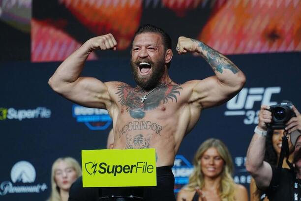 Conor McGregor se dnes utká s&nbsp;Maxem Hollowayem v&nbsp;hlavním zápase UFC 329