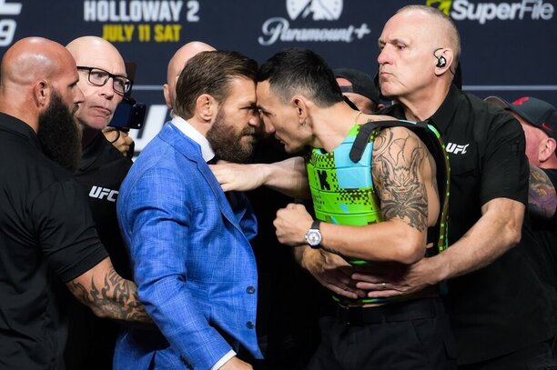 Conor McGregor a&nbsp;Max Holloway při vyhroceném staredownu.
