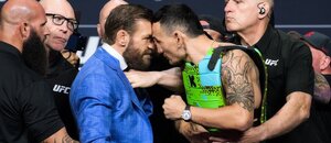Conor McGregor a Max Holloway při vyhroceném staredownu.