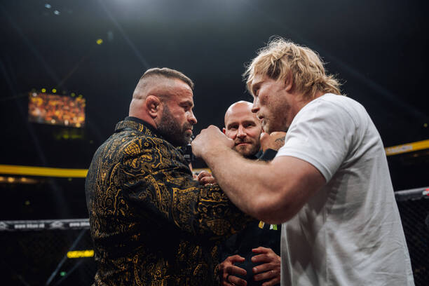 Karlos Vémola a&nbsp;Frederic Vosgröne při staredownu v&nbsp;kleci