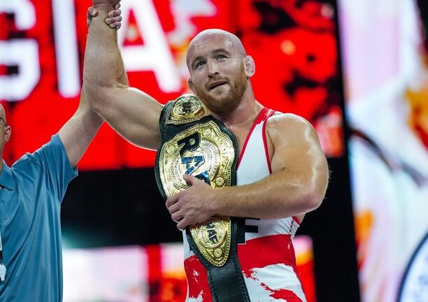 Šampion polotěžké váhy RAF Kyle Snyder.