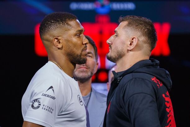 Anthony Joshua vs Kristian Prenga při staredownu