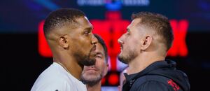 Anthony Joshua vs Kristian Prenga při staredownu