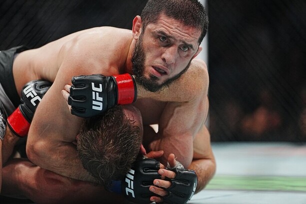 Islam Makhachev se postaví Ianu Machado Garrymu na UFC 330.