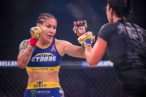 Cris Cyborg v&nbsp;zápase na turnaji Bellator 300