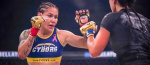 Cris Cyborg v zápase na turnaji Bellator 300