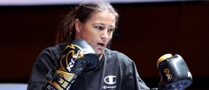 Katie Taylor si odbouchá poslední zápas s Florou Pili