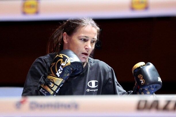 Katie Taylor si odbouchá poslední zápas s&nbsp;Florou Pili