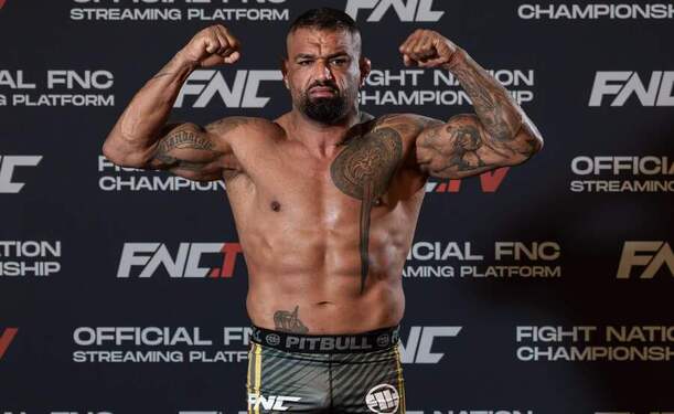 Hatef Moeil na vážení před turnajem FNC 33