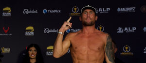 Darren Till na vážení před turnajem BKFC 90