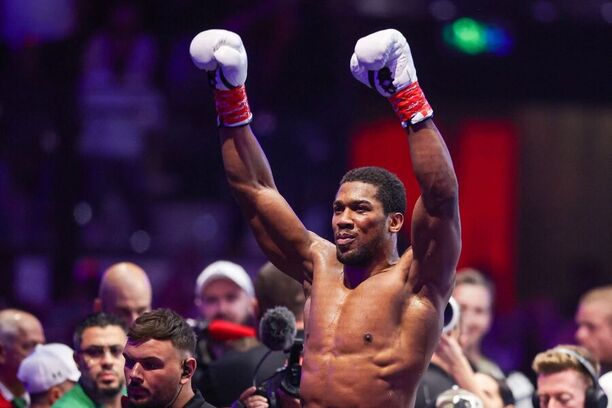Anthony Joshua slaví výhru nad Kristianem Prengou