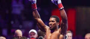 Anthony Joshua slaví výhru nad Kristianem Prengou