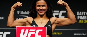 Natalia Silva zabojuje o uvolněný pás muší váhy.